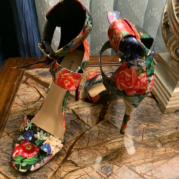 Floral heels - Picture 3 of 3